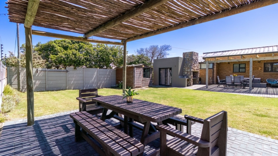 4 Bedroom Property for Sale in Sandbaai Western Cape